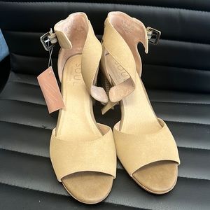 NWT. Tan Medium Heel Sandals. Size 11